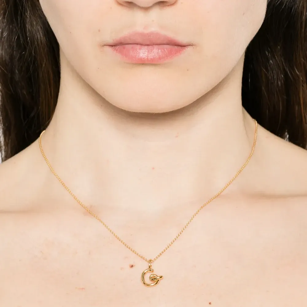 Кулон-инициал "C" на мини-цепочке Curly Molten Кулон-инициал "C" на мини-цепочке Curly Molten