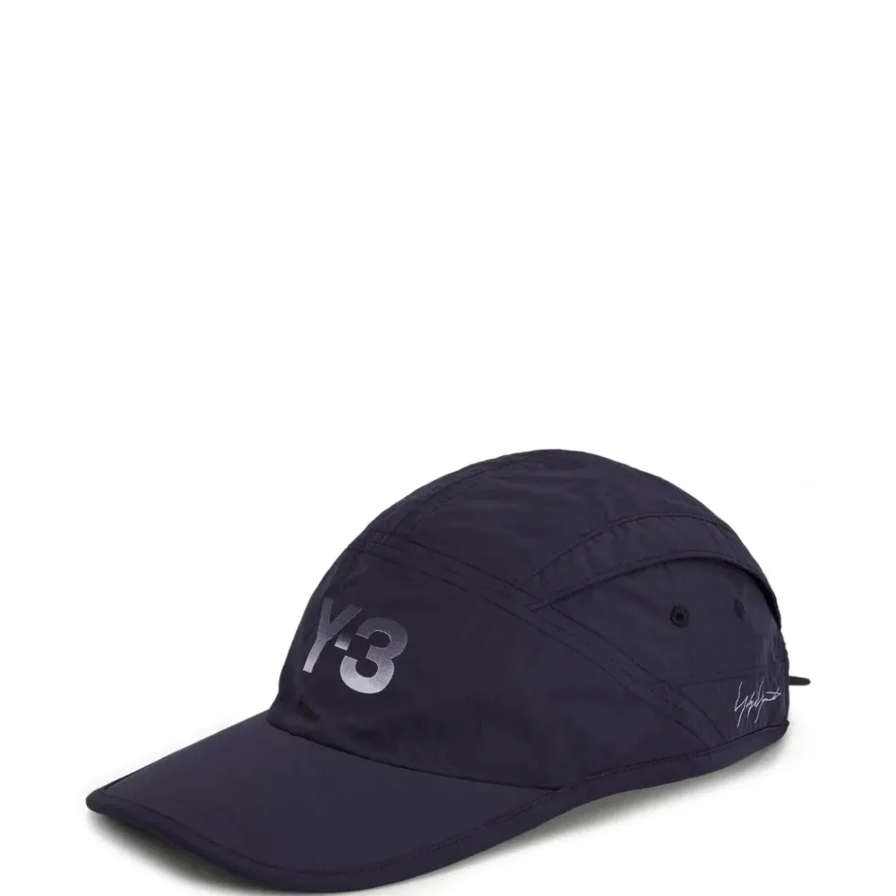 Кепка с логотипом