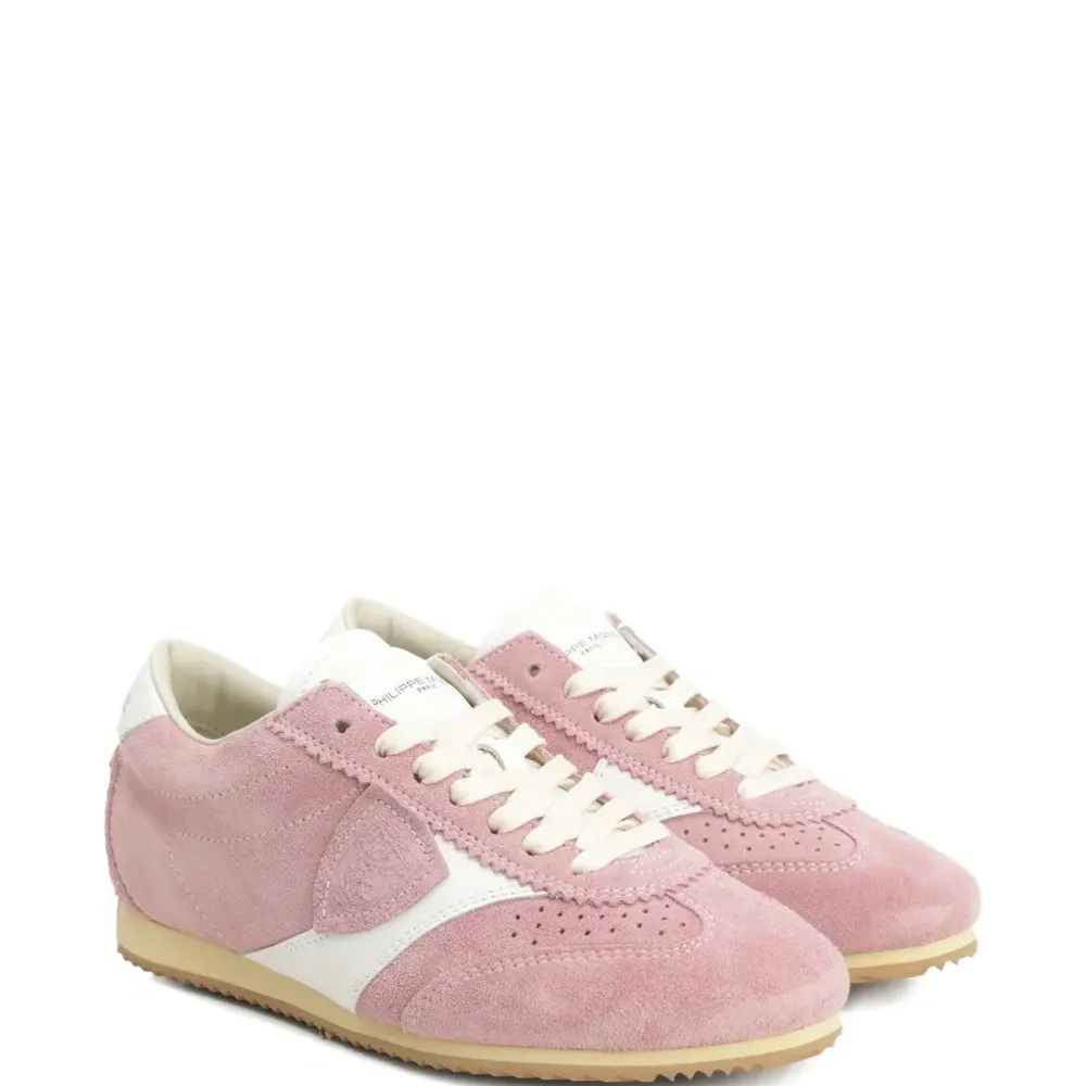 Кроссовки с перфорированными вставками