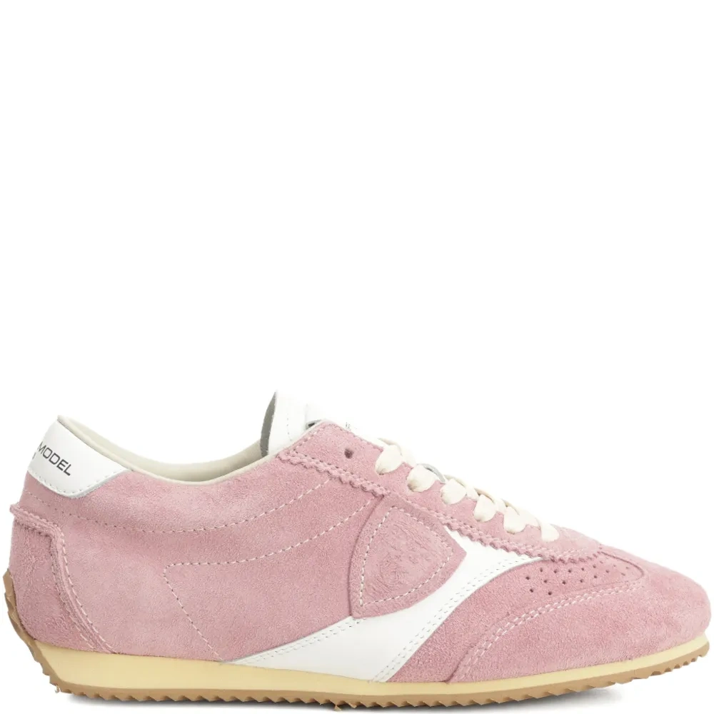 Кроссовки с перфорированными вставками