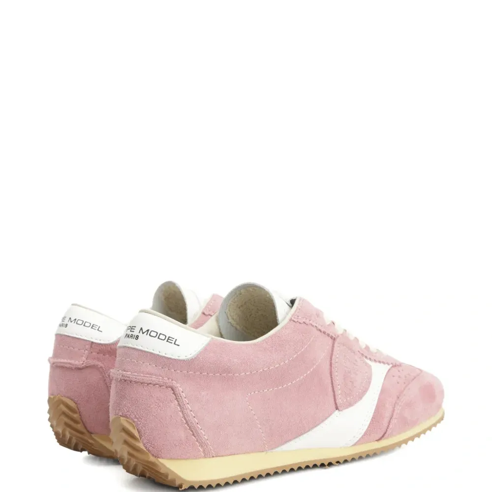 Кроссовки с перфорированными вставками