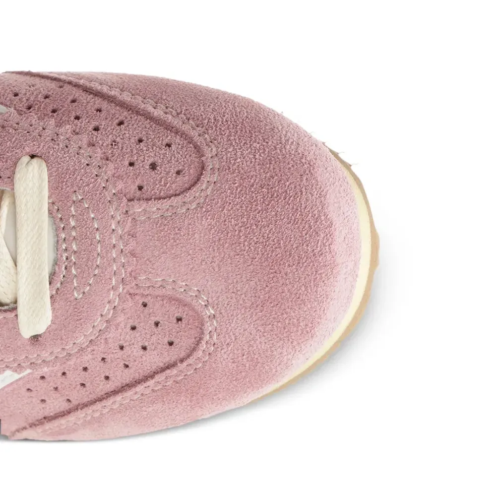 Кроссовки с перфорированными вставками