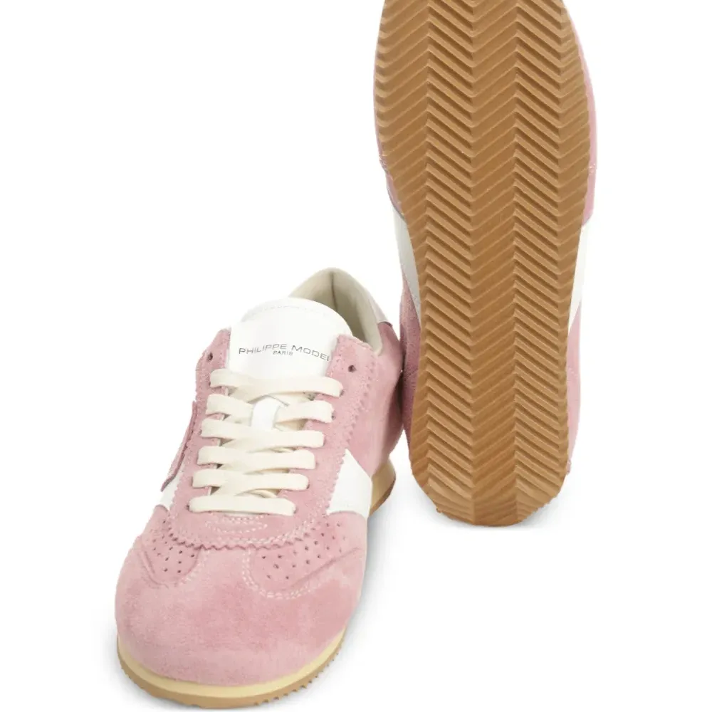 Кроссовки с перфорированными вставками