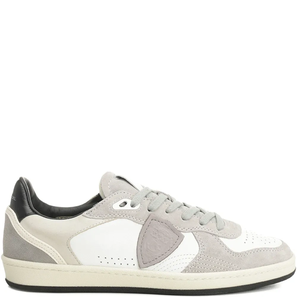 Кроссовки с перфорированными вставками