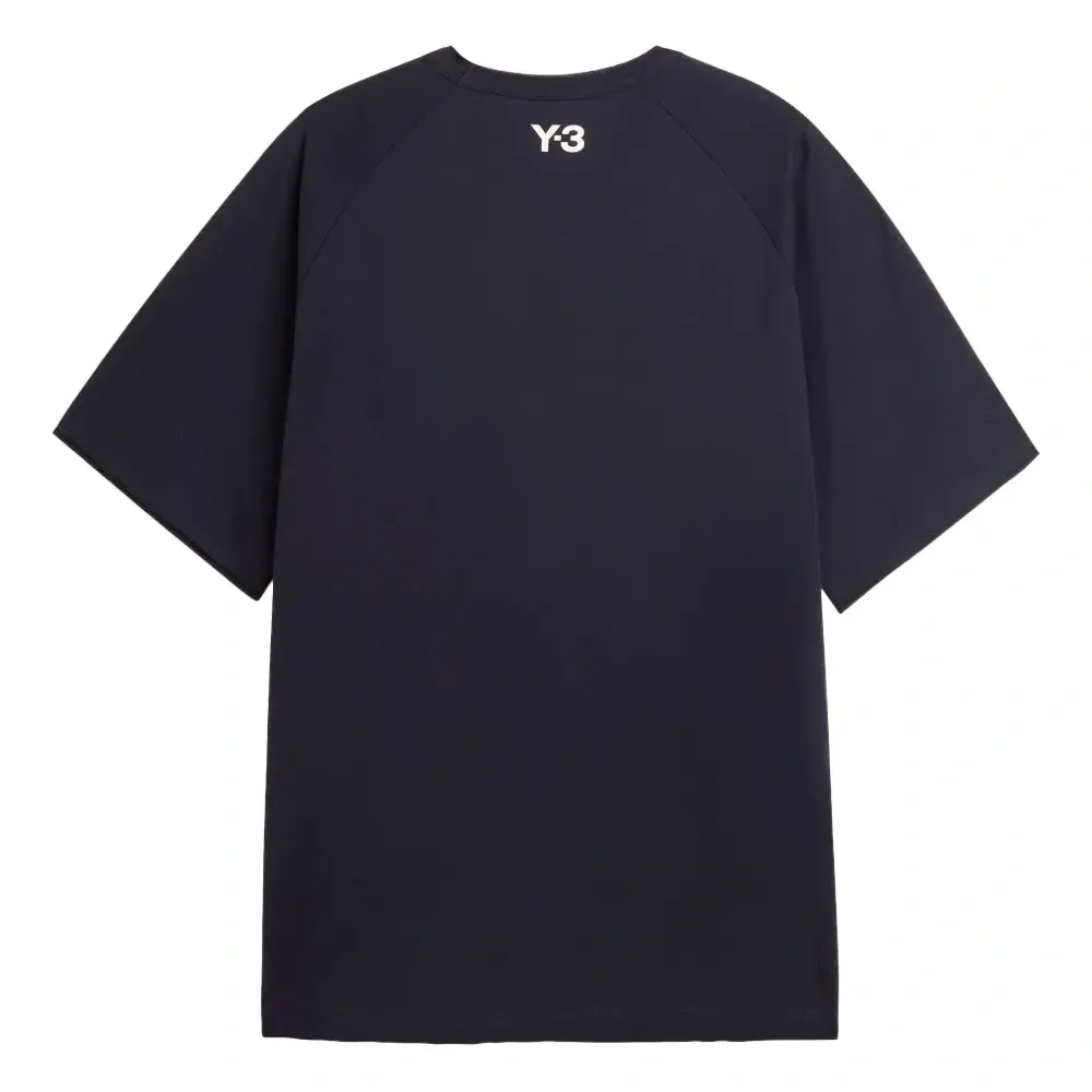 Футболка с необработанными краями и тремя полосками