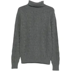 Свитер с узором и воротником под горло