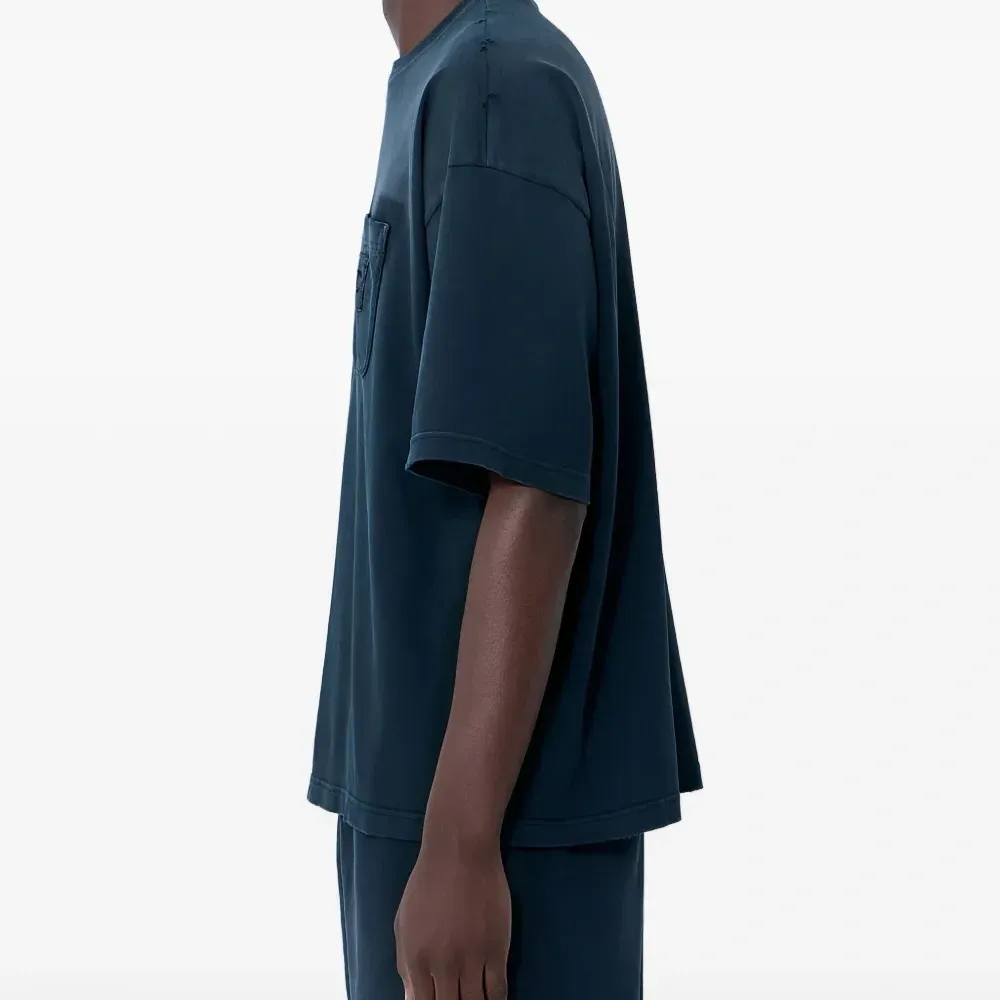 Футболка с накладным карманом