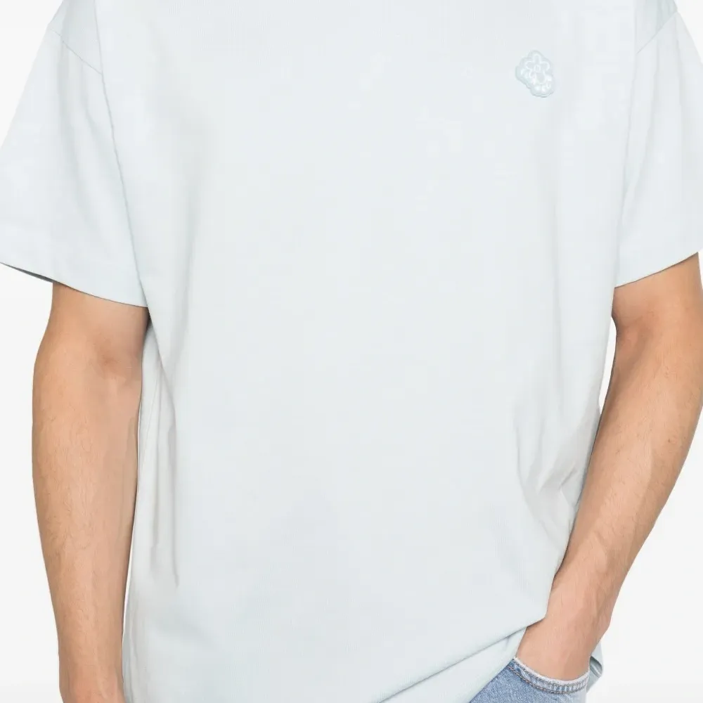 Футболка с нашивкой-логотипом