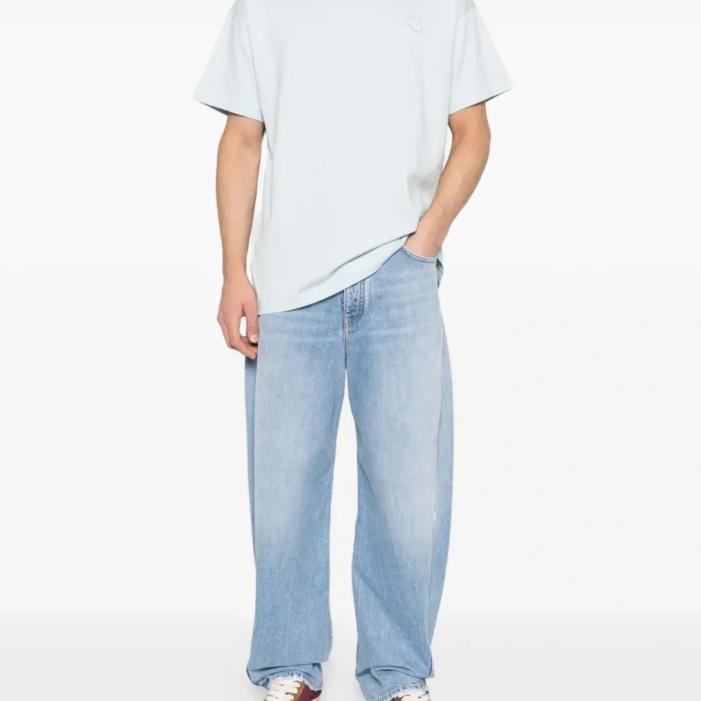 Футболка с нашивкой-логотипом