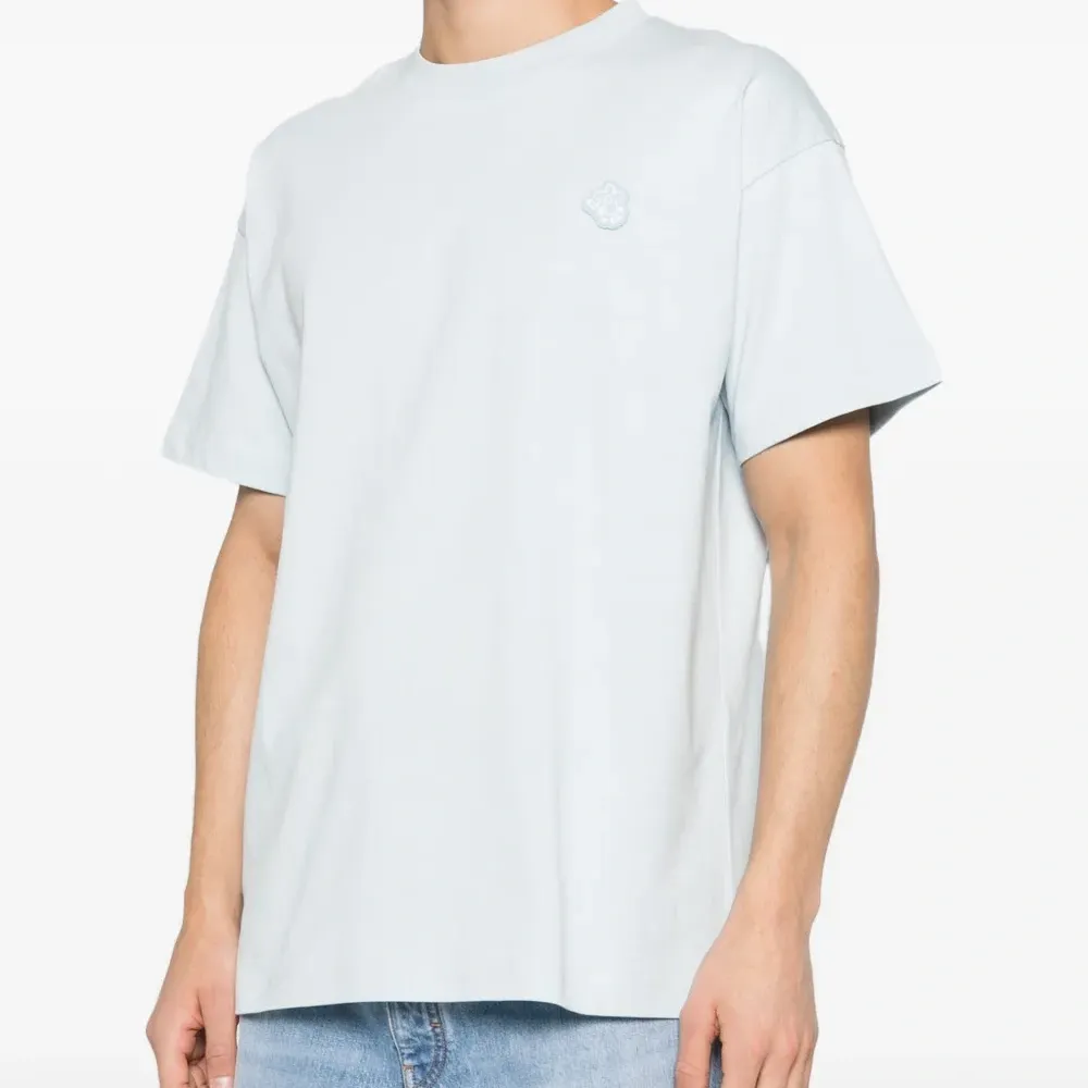 Футболка с нашивкой-логотипом