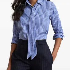 Рубашка с галстуком и полосатым узором