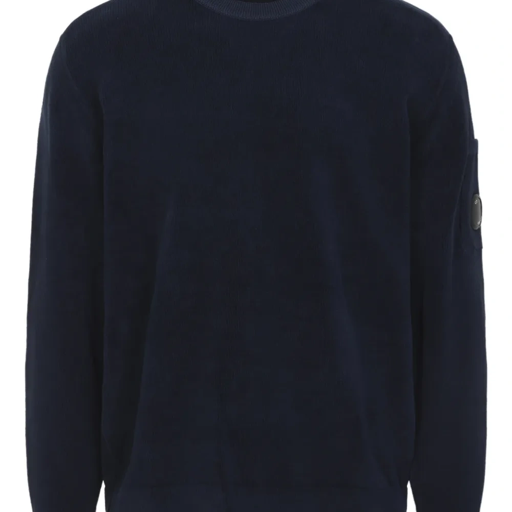 Свитер с нашивкой и круглым вырезом