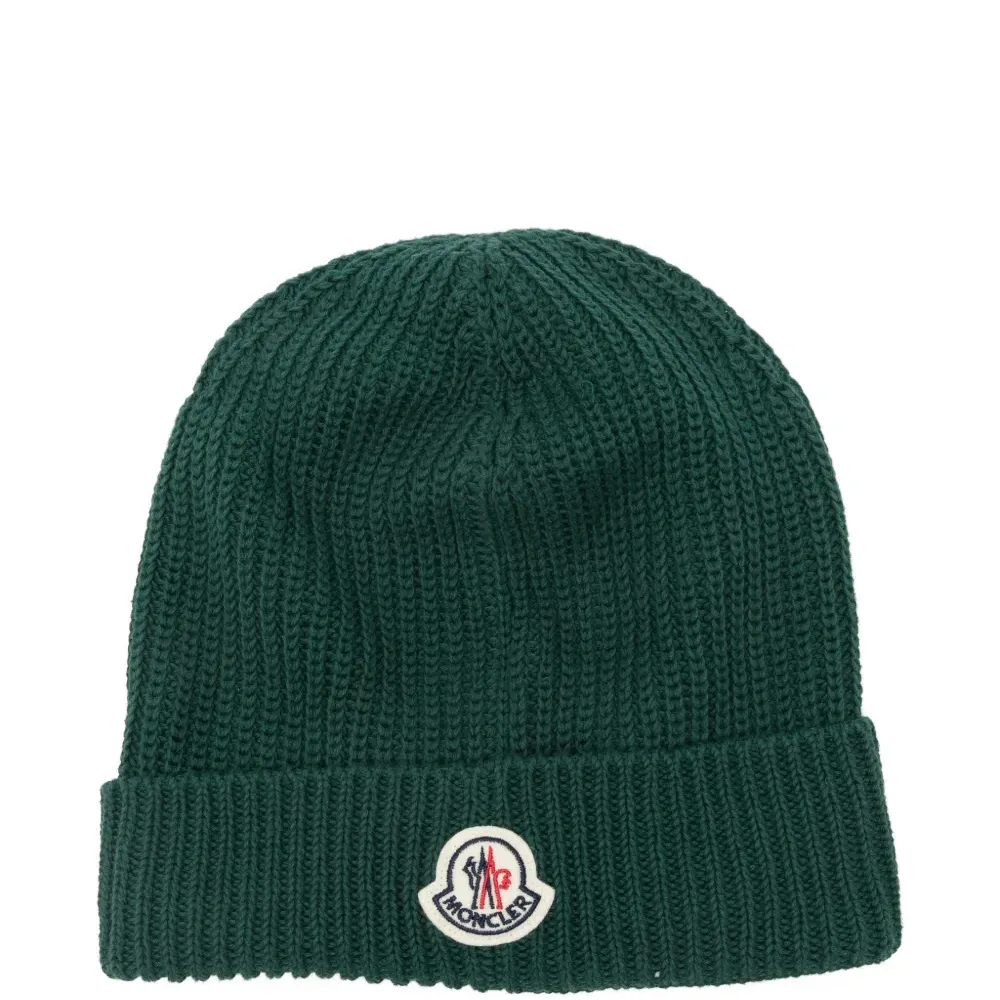 Рифлёная шапка-бини с нашивкой-логотипом