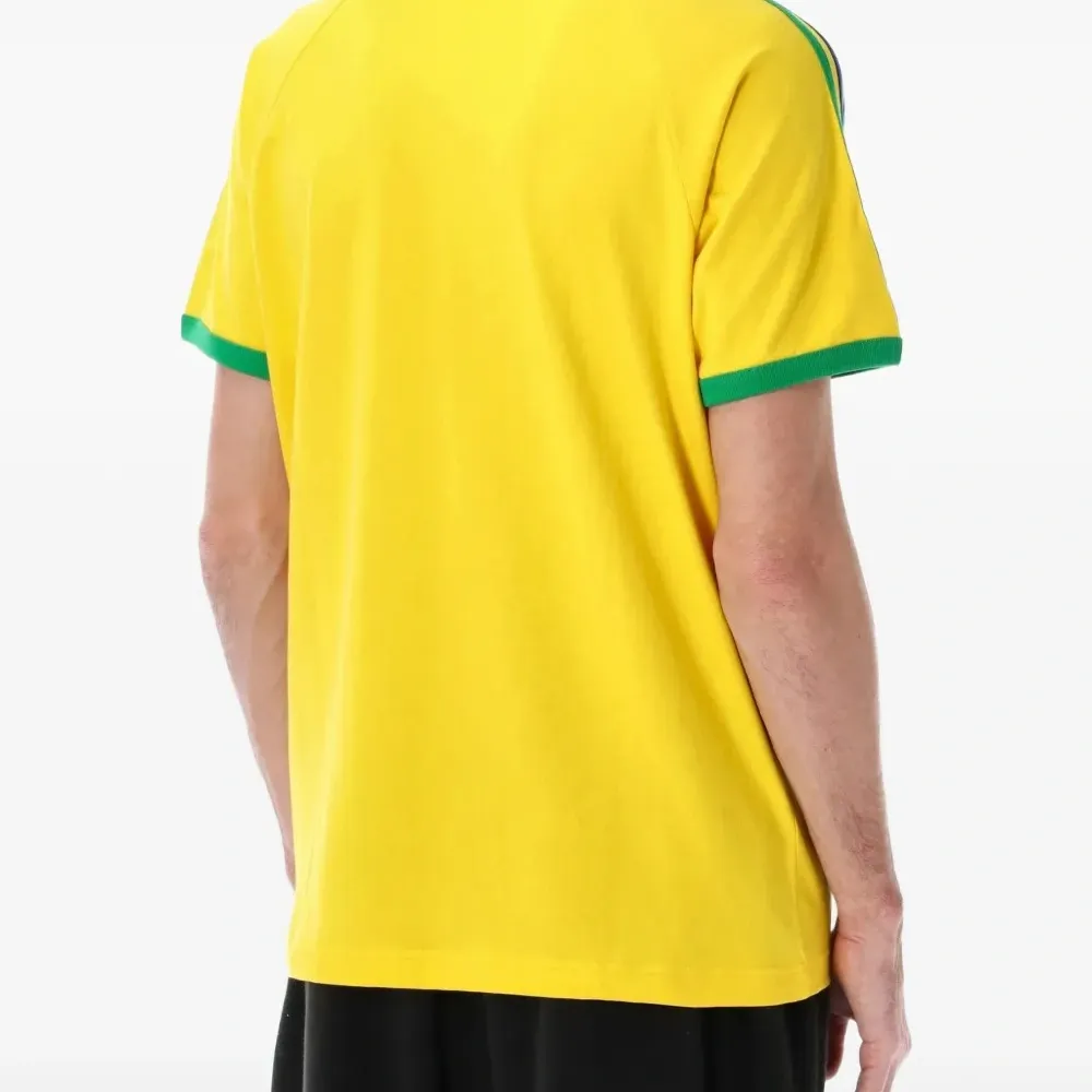 Футболка с тремя полосками