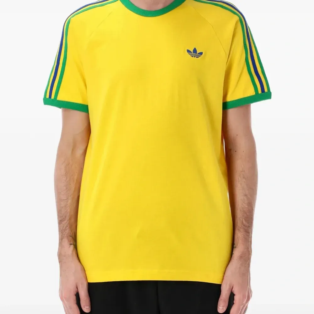 Футболка с тремя полосками