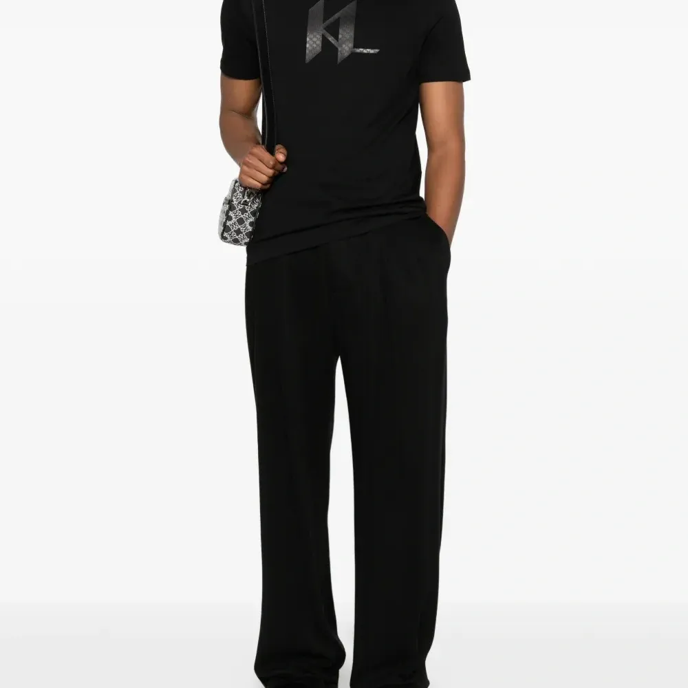 Футболка с логотипом