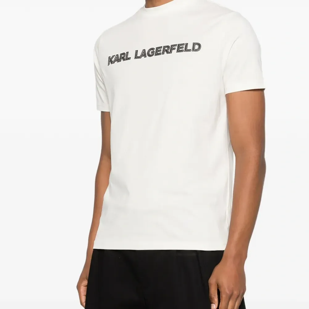 Футболка с логотипом