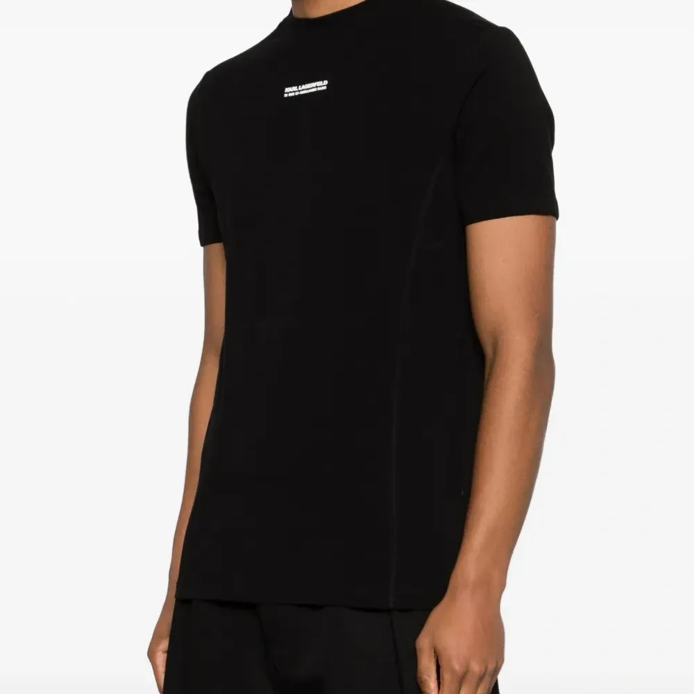 Футболка с логотипом