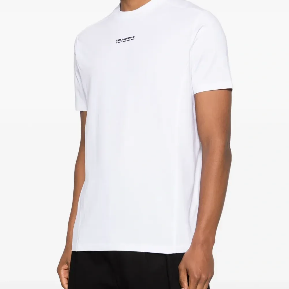 Футболка с логотипом