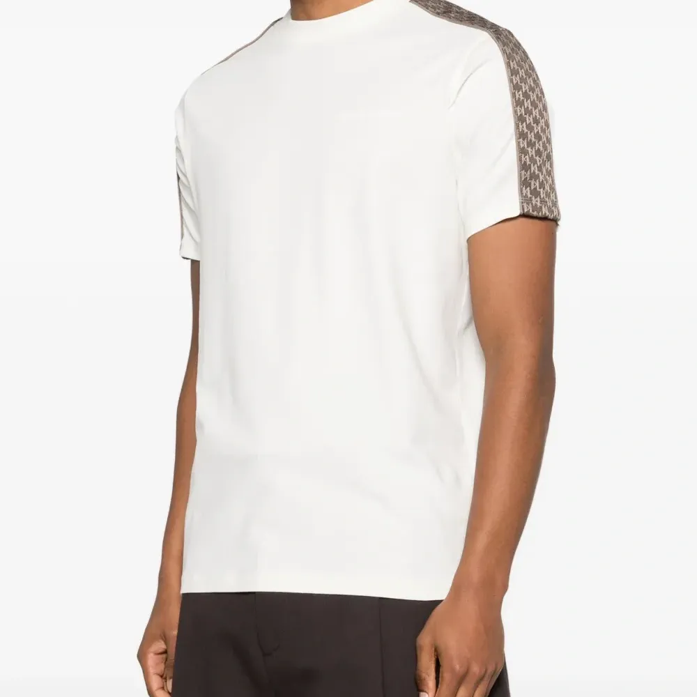 Футболка с логотипом