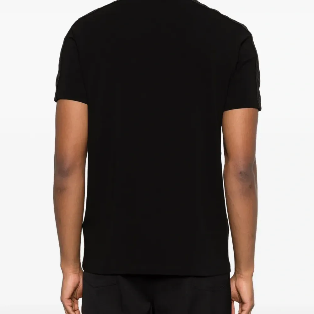 Футболка с круглым вырезом и короткими рукавами