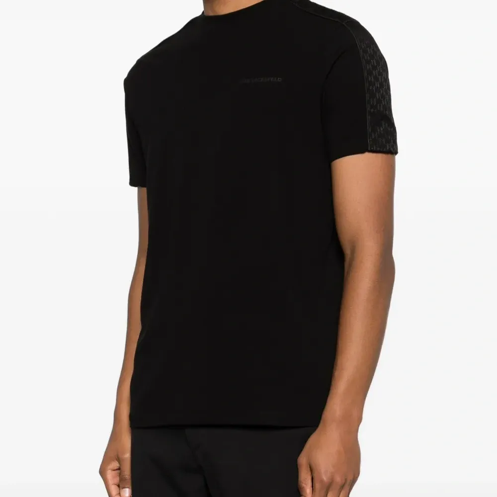 Футболка с круглым вырезом и короткими рукавами