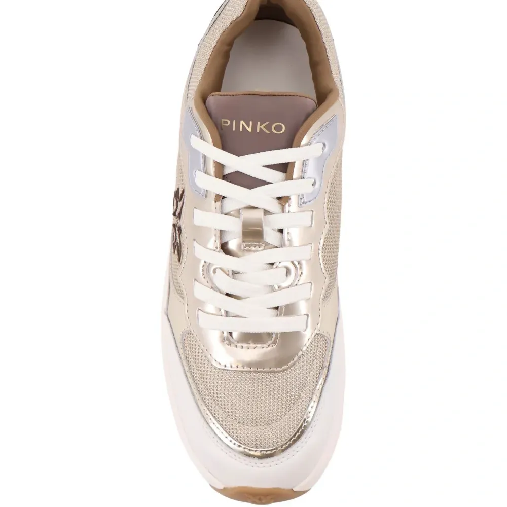 Кроссовки с нашивкой-логотипом