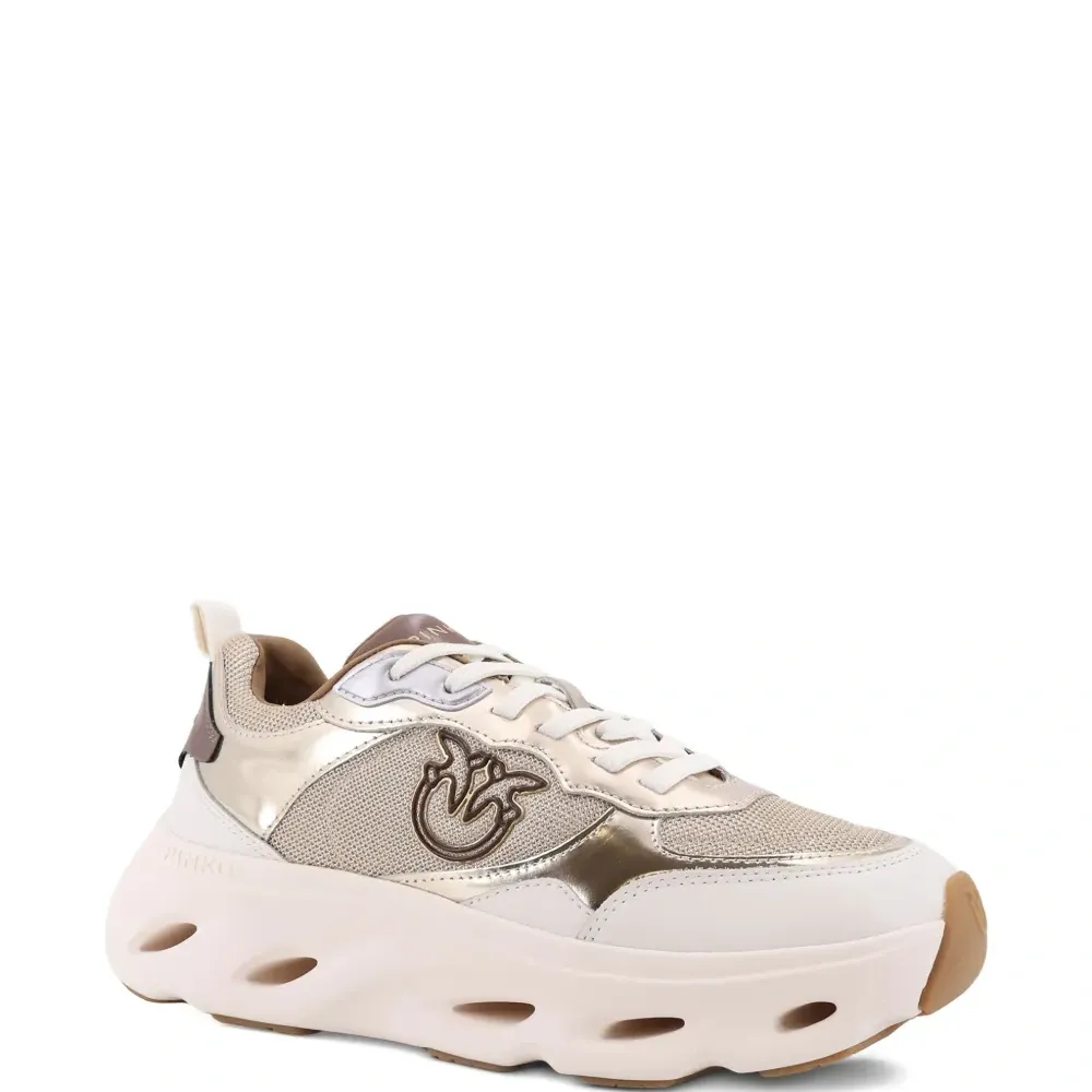 Кроссовки с нашивкой-логотипом