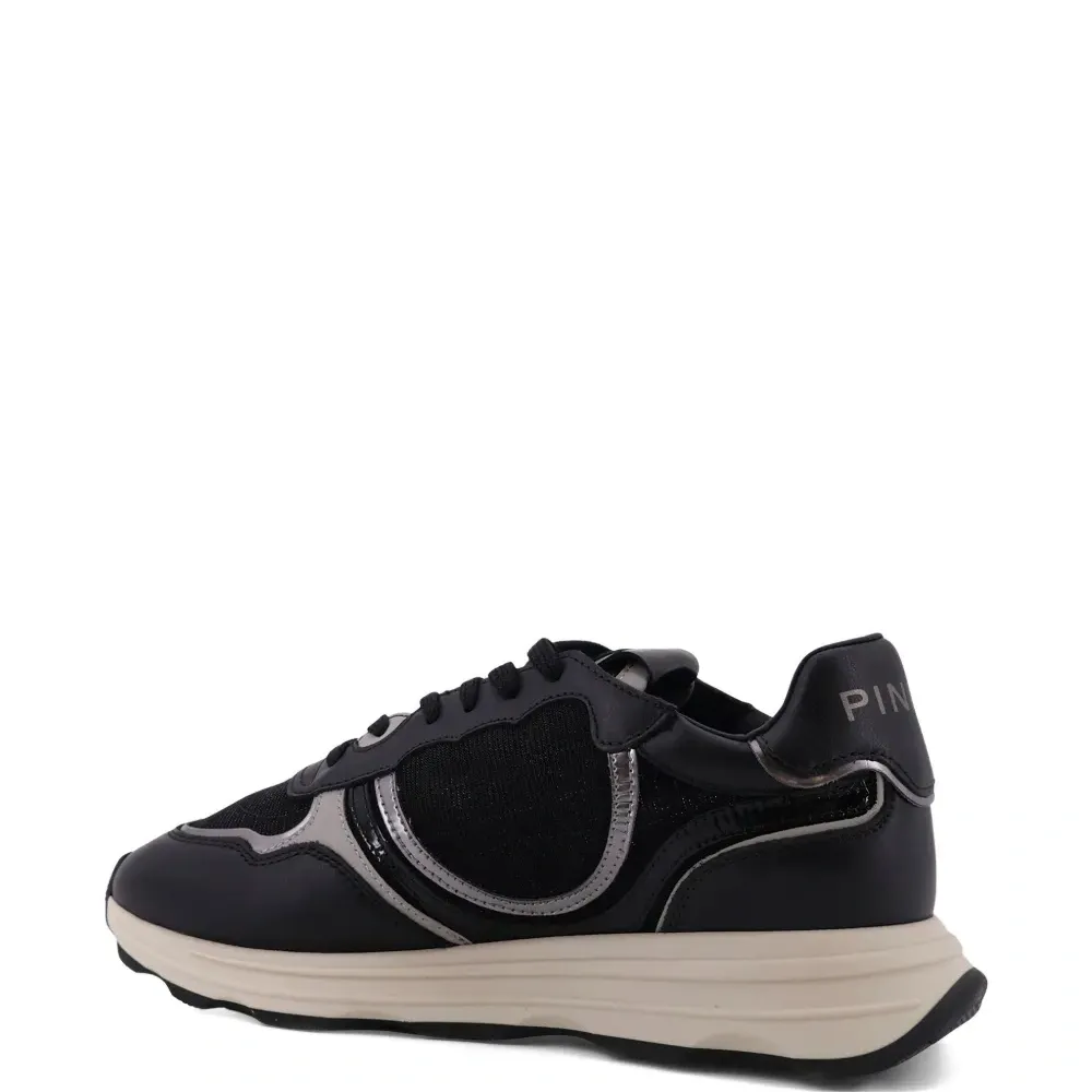 Кроссовки с нашивкой-логотипом