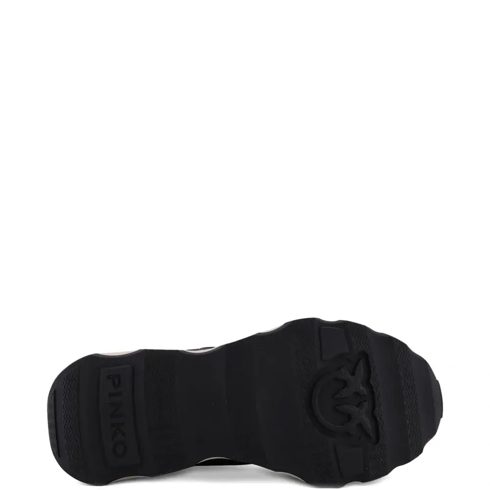 Кроссовки с нашивкой-логотипом