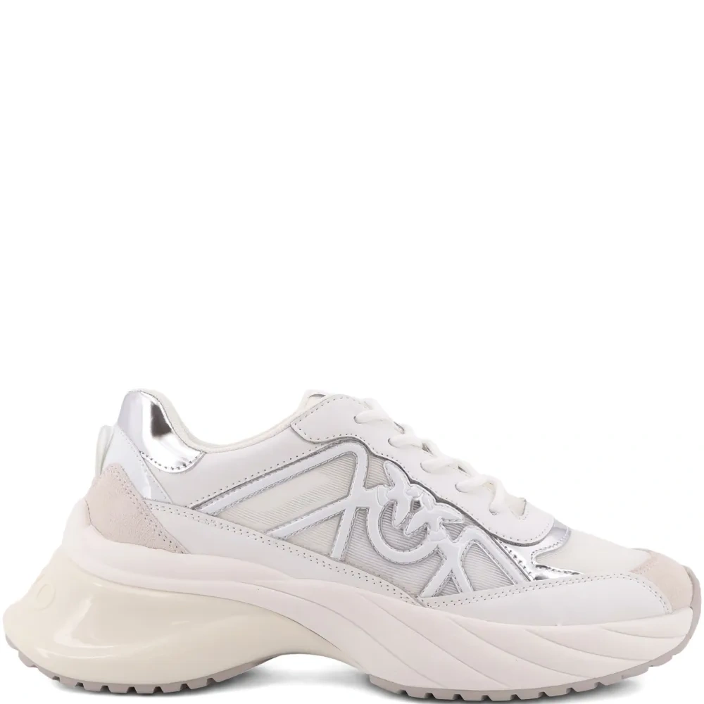 Кроссовки с нашивкой логотипа