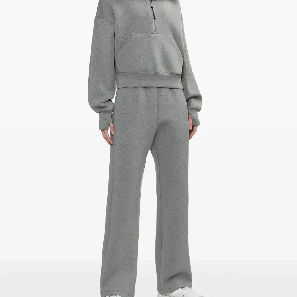 Брюки с нашивкой-логотипом