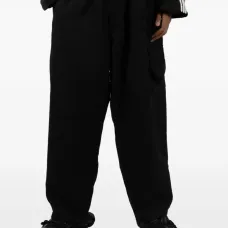 Брюки с клапанами на карманах