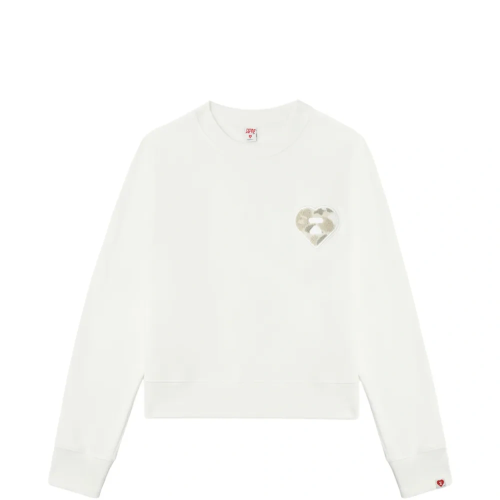 Свитер с аппликацией в виде сердца