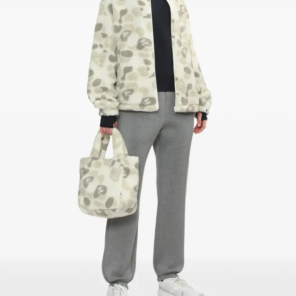 Брюки с нашивкой-логотипом