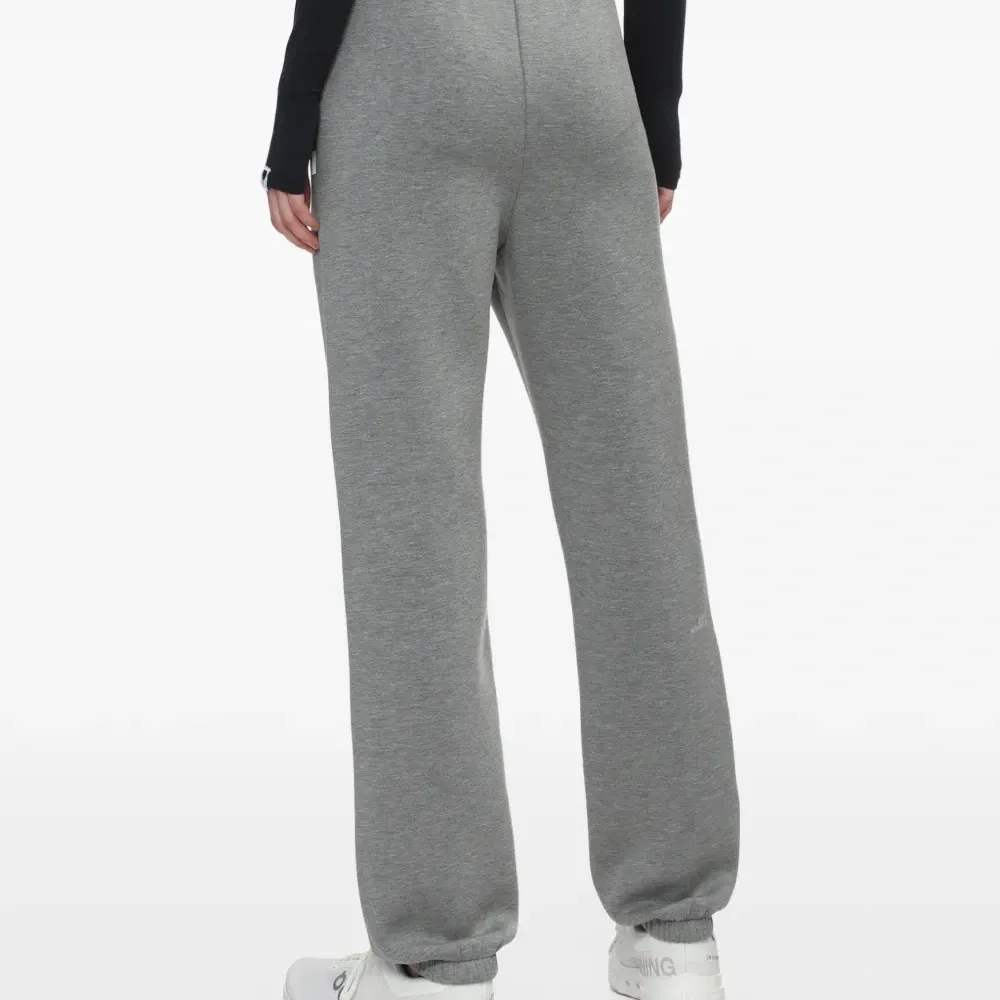 Брюки с нашивкой-логотипом