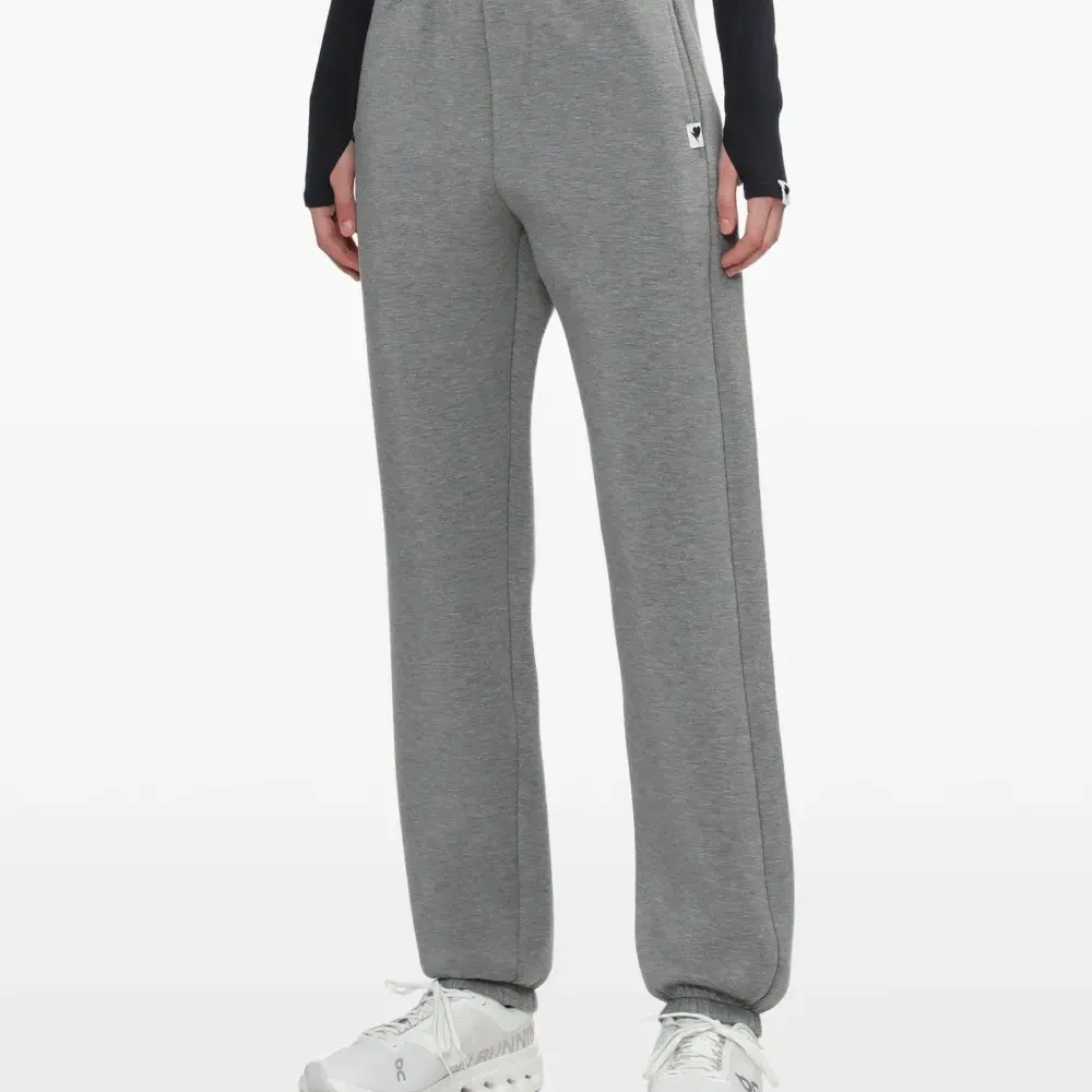 Брюки с нашивкой-логотипом