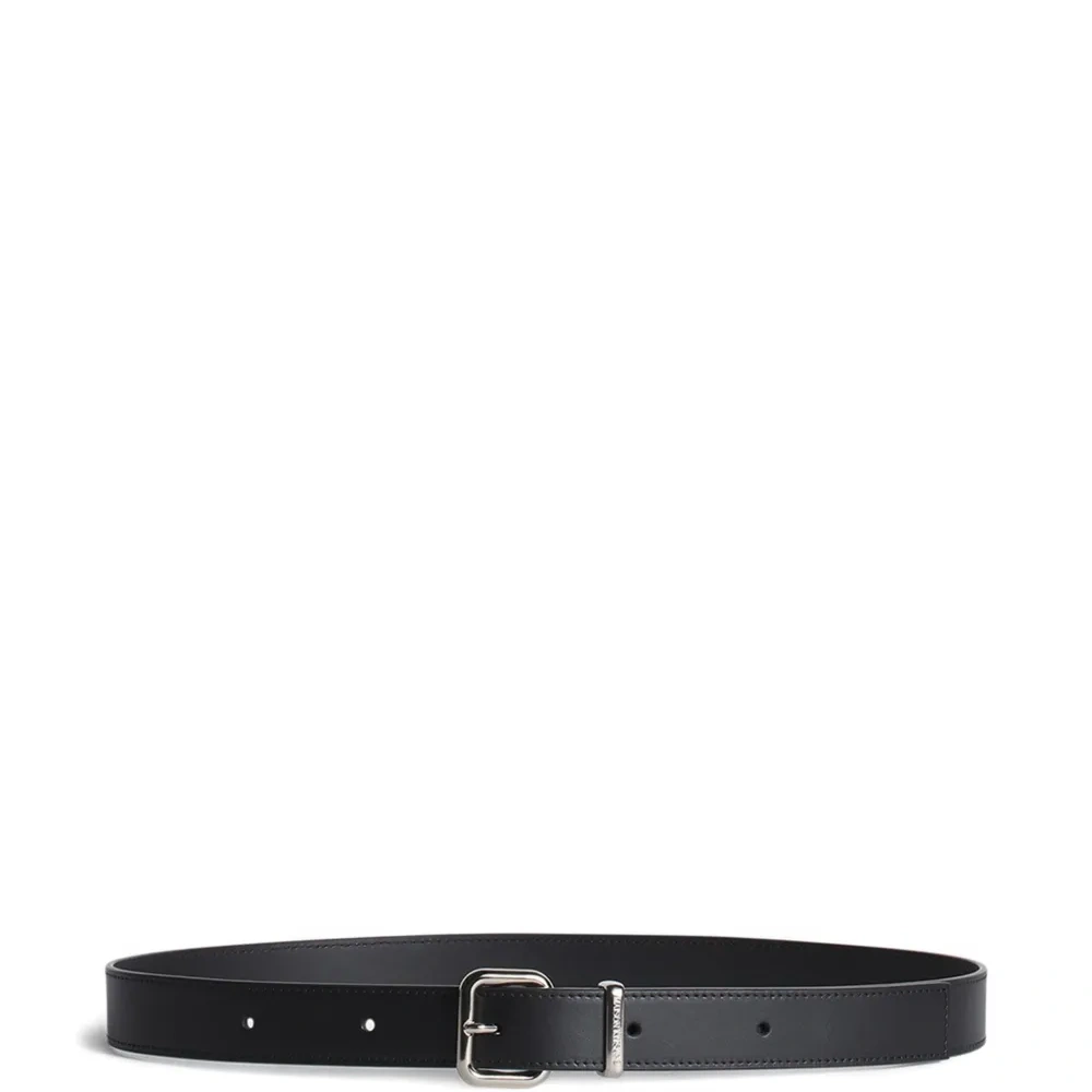 Кожаный ремень с пряжкой серебристого оттенка