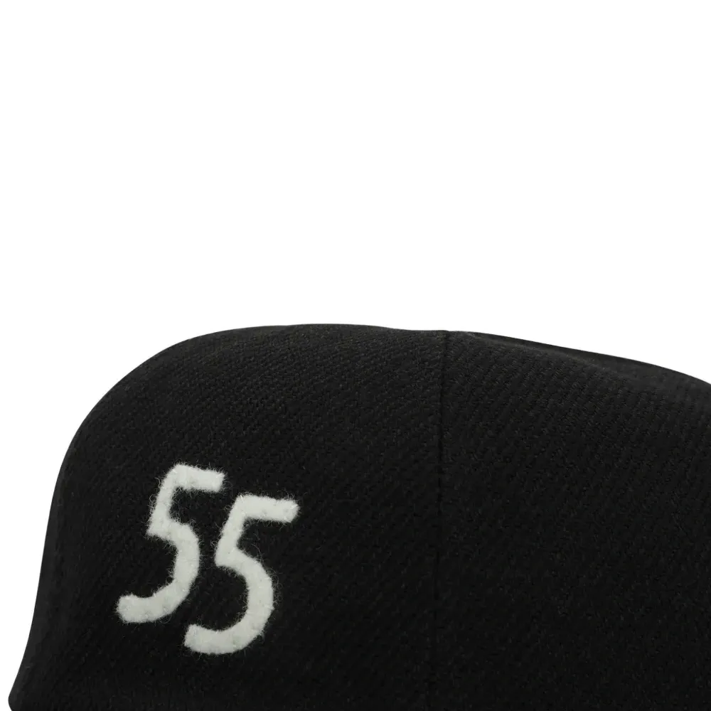 Бейсболка с прямым козырьком и вышивкой «55»