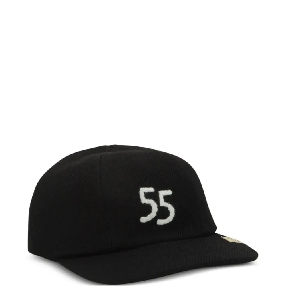 Бейсболка с прямым козырьком и вышивкой «55»
