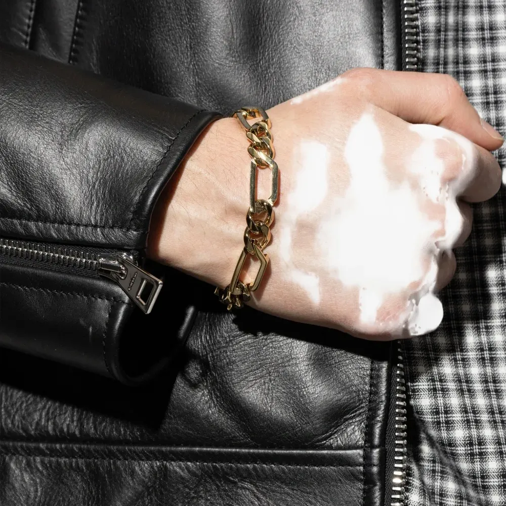 Браслет с цепочкой и логотипом