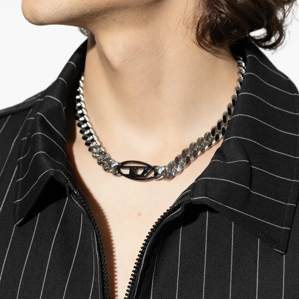 Браслет с цепочкой и логотипом