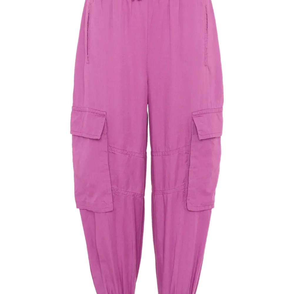 Брюки с накладными карманами