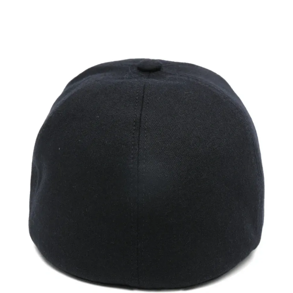 Бейсболка с тональным логотипом