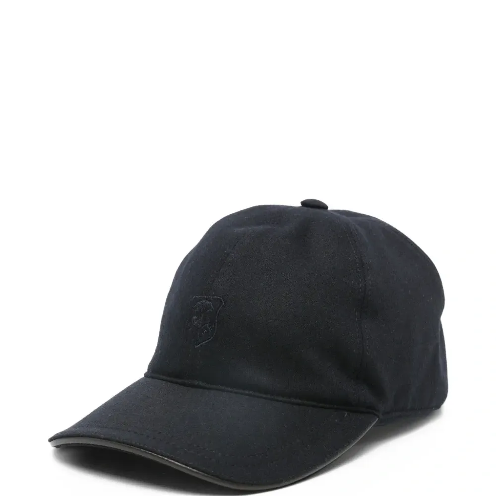 Бейсболка с тональным логотипом