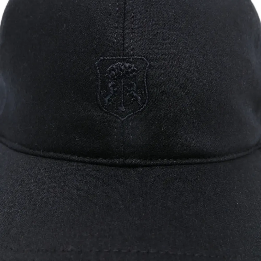 Бейсболка с тональным логотипом