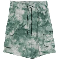 Плиссированные шорты с карманами-карго и принтом