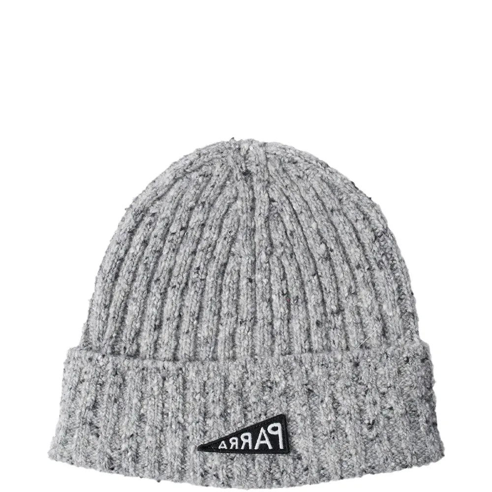 Вязаная шапка с перевернутым флагом