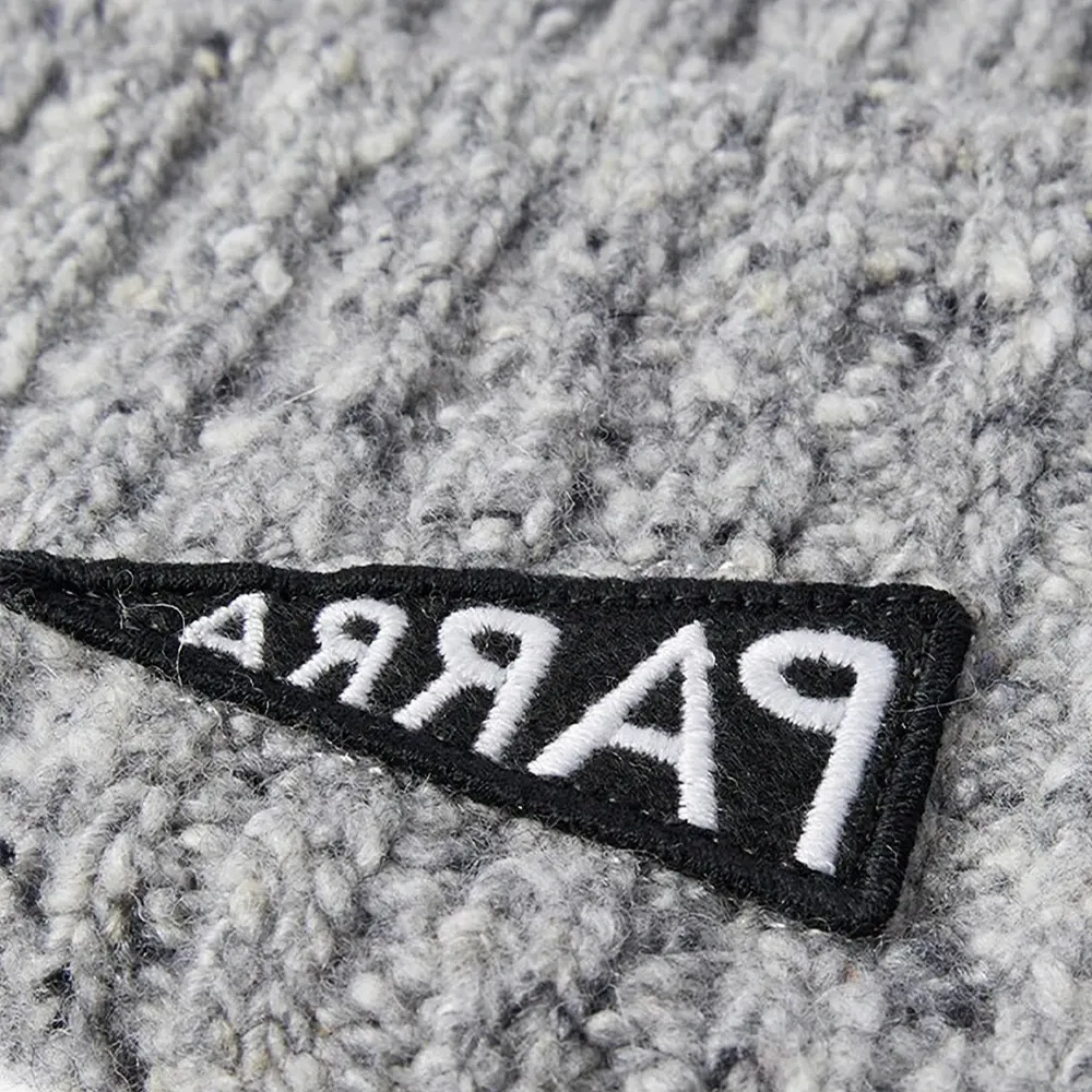 Вязаная шапка с перевернутым флагом