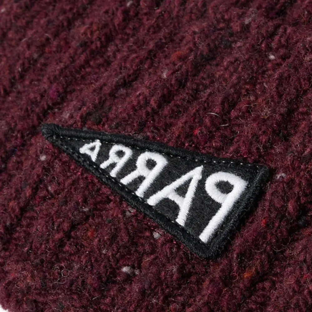 Вязаная шапка с перевёрнутым флагом